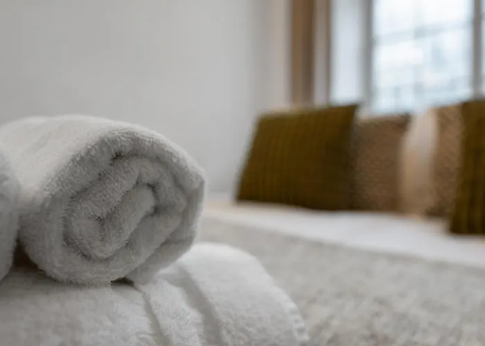 Burnets Close 2 Bedroom - Apartment *