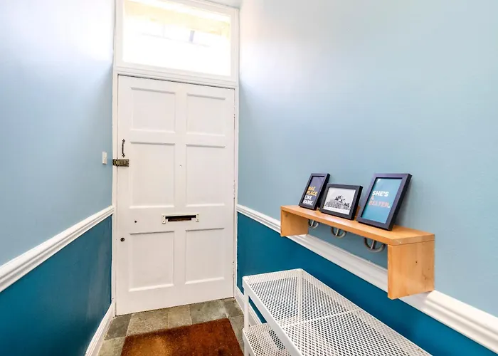 Refined 2-bed Flat With Classic Charm *