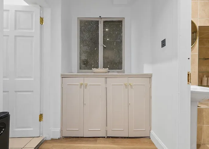 Burnets Close 2 Bedroom - Apartment *