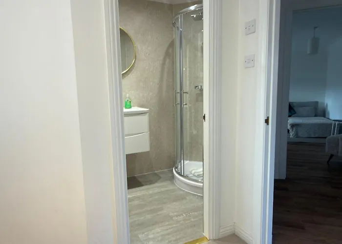 Fettes - Homely 2bd In Quiet Development Apartment *