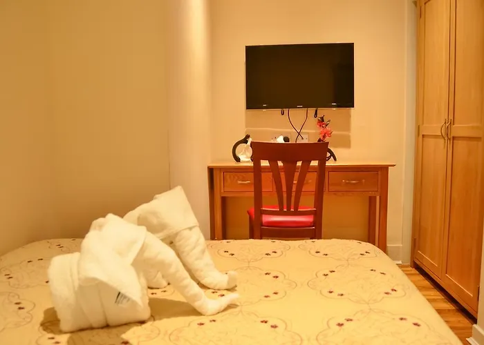 Edinburgh City Suites 4*