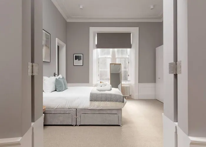 Joivy Spacious Close To Princes Street Apartment Edinburgh