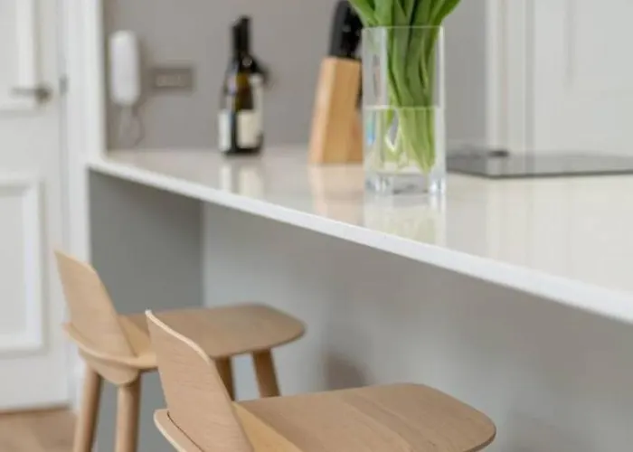 Joivy Spacious Close To Princes Street Apartment Edinburgh