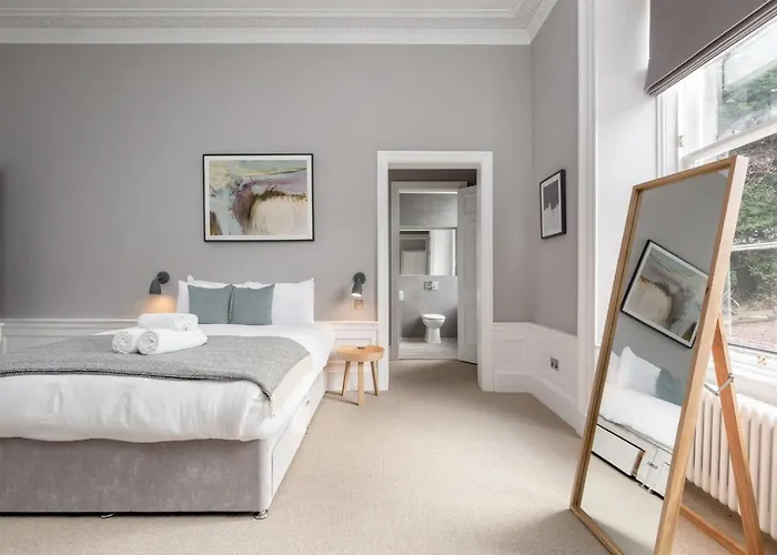 Joivy Spacious Close To Princes Street Apartment *