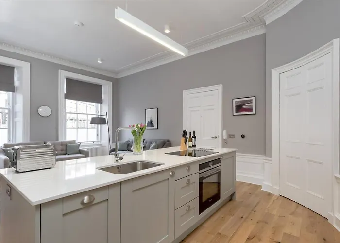 Joivy Spacious Close To Princes Street Apartment Edinburgh