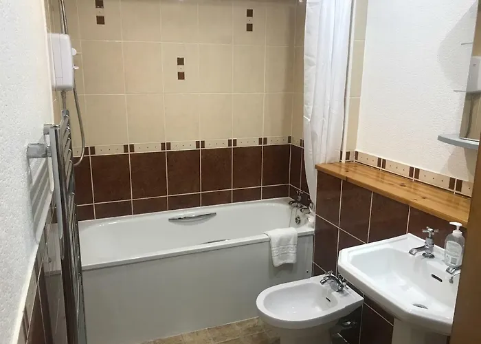 Fantastic 3 Double Bedrooms 2 Bathrooms Garden Sleeps 6 *