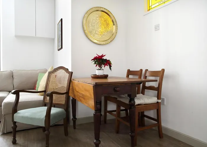 Quiet Ground Floor Mews Flat And Parking *