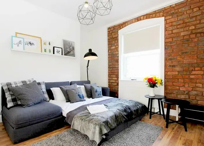 Stylish Flat In 1860's Listed Building Edinburgh