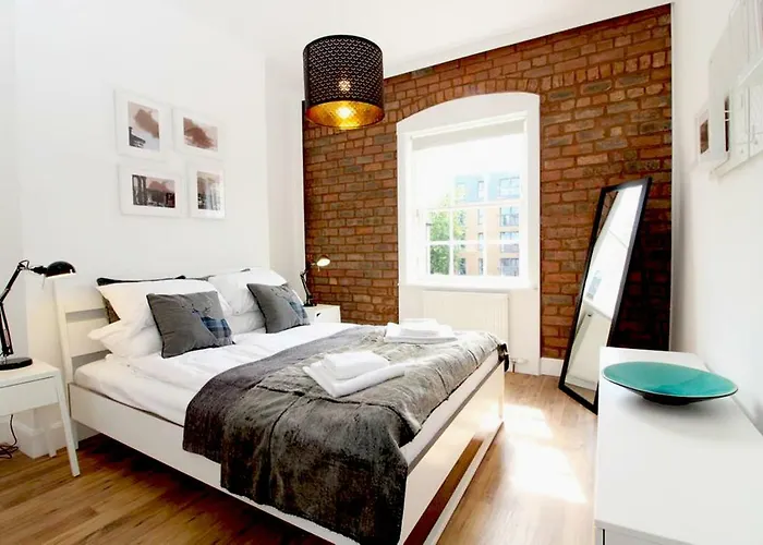 Stylish Flat In 1860's Listed Building Edinburgh