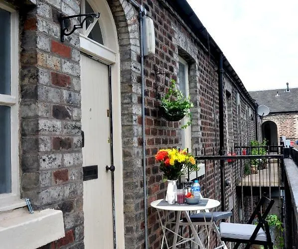 Apartment Stylish Flat In 1860's Listed Building *