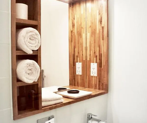 Stylish Flat In 1860's Listed Building Edinburgh