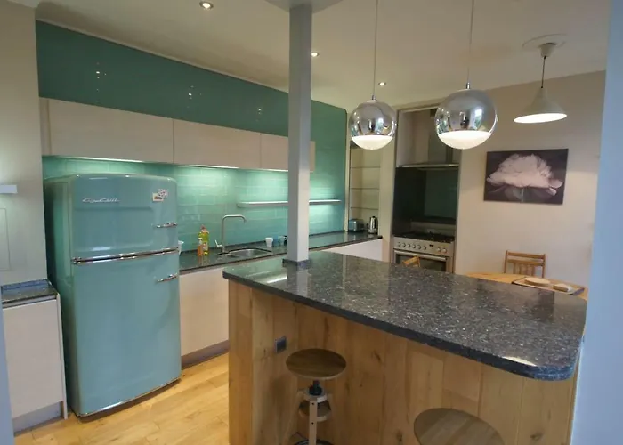 Spacious 2 Bed Next To Royal Mile & Waverley *