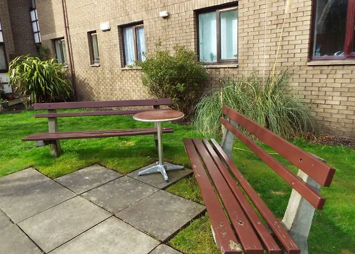 Ideal Location With Free On-site Private Parking Lägenhet