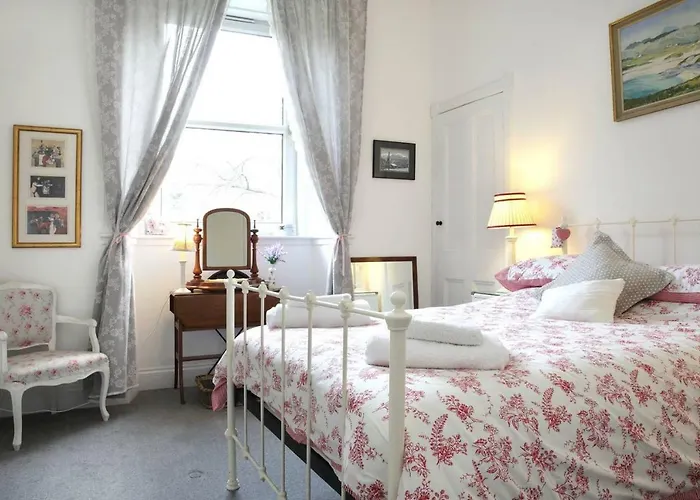 5 Star Beautiful & Vintage, Spacious In Chic Location! דירה