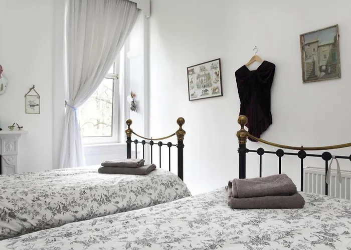 5 Star Beautiful & Vintage, Spacious In Chic Location!