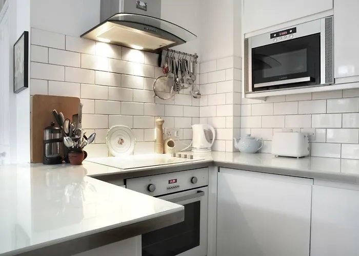 5 Star Beautiful & Vintage, Spacious In Chic Location! * אדינבורו