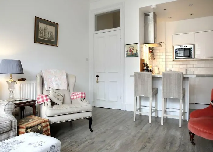 5 Star Beautiful & Vintage, Spacious In Chic Location!