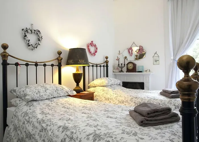 5 Star Beautiful & Vintage, Spacious In Chic Location! דירה אדינבורו