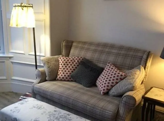 5 Star Beautiful & Vintage, Spacious In Chic Location! דירה *