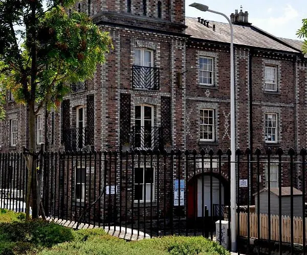 Stylish Flat In 1860's Listed Building * Edinburgh