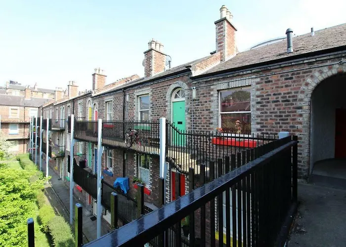 Stylish Flat In 1860's Listed Building *