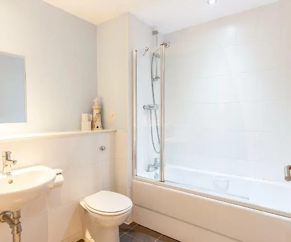 Modern Two Bedroom Apartment *