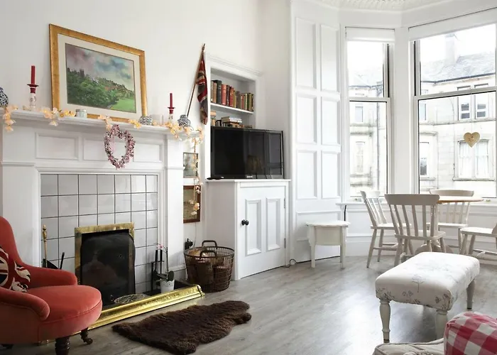 דירה 5 Star Beautiful & Vintage, Spacious In Chic Location!