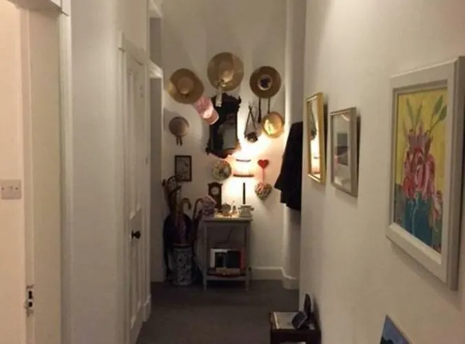 דירה 5 Star Beautiful & Vintage, Spacious In Chic Location! אדינבורו