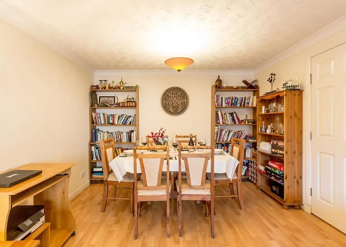 Central & Stylish 3 Bedroom, 2 Bath, Free Parking *