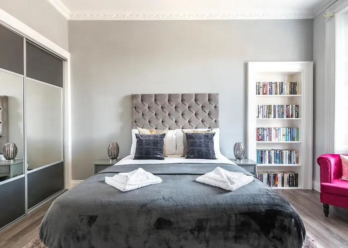Spacious Newly Refurbished Lejlighed