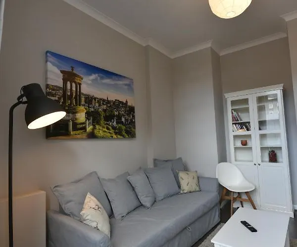 아파트 Pleasance Ground Floor Main Door Access *