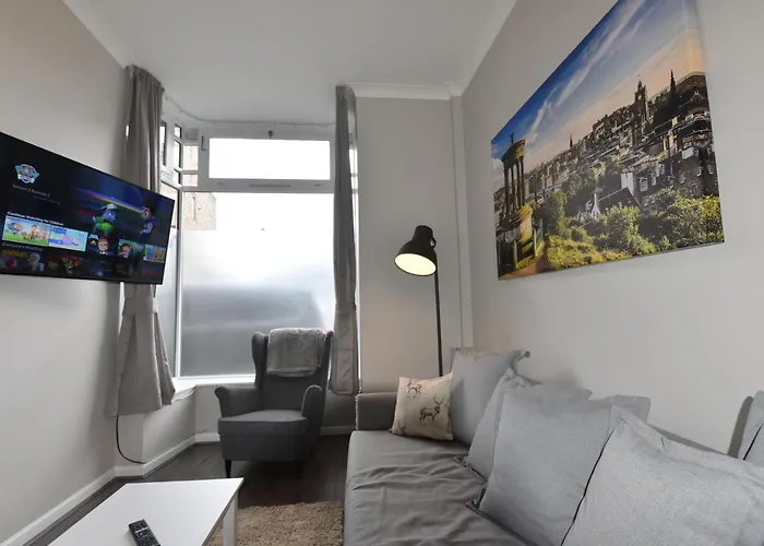 Pleasance Ground Floor Main Door Access 아파트 *