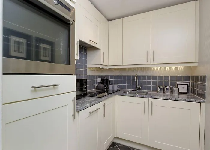 Elegant Flat Near Princes Street - Perfect Location, 24-7 Customer Support