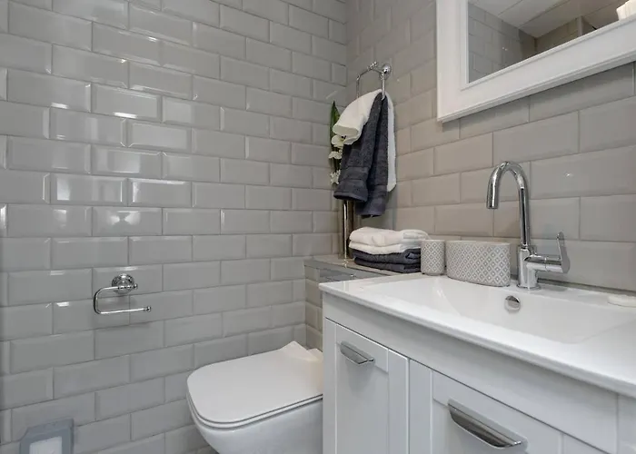 Elegant Flat Near Princes Street - Perfect Location, 24-7 Customer Support *
