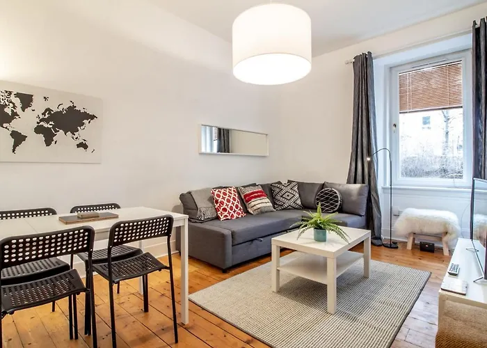 Stylish & Charming Retreat For 2- Centre! - Pass The Keys *