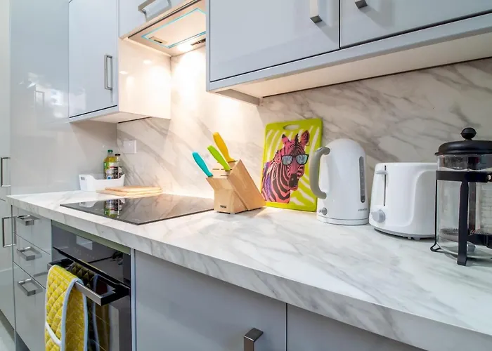 Stylish & Charming Retreat For 2- Centre! - Pass The Keys