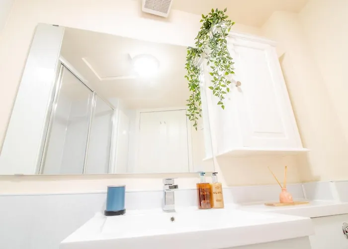 Stylish & Charming Retreat For 2- Centre! - Pass The Keys *