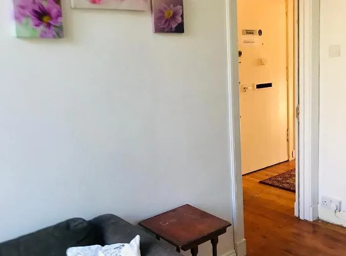 Apartment Centre Escape With Private Garden *