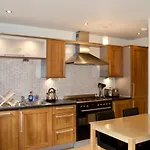 Modern 2 Bedroom Centre Flat *