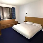 מלון Travelodge 3*