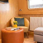 - Houseboats 船上ホテル