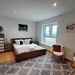 شقة 2 Bed Aprtmt- Waterfront, 5 Beds, Parking