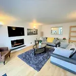 Elite 3 Bed New Town With Private Walled Garden Apartment *