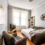 Modern Sleeps 6 * Edinburgh