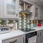 Stunning Flat With Sea View And Parking - Pass The Keys Appartamento