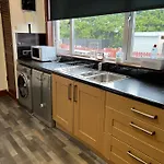 4 Bed Near Airport Дом отдыха Эдинбург