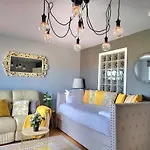 4 Separate Beds, Sleeps 6, Beautiful 2 Bed *
