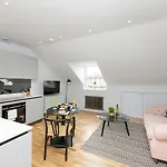 Апартаменты Dragon Luxury Serviced At Alva Street *