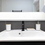 Апартаменты Dragon Luxury Serviced At Alva Street *