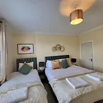 4 Bedrooms By Sensational Short Lets & Serviced *